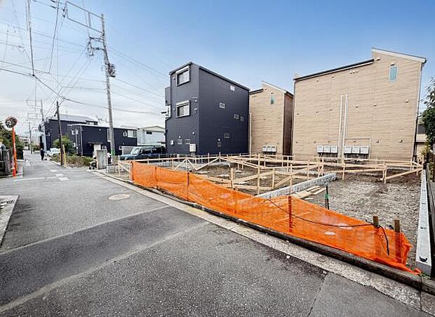前面道路を含めた現地写真です。