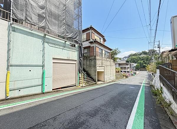 前面道路を含めた現地写真です。