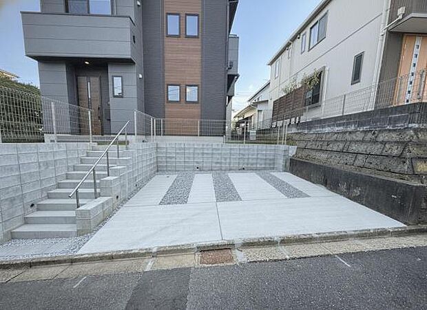 駐車場ももちろん完備しておりますのでお車所有の方にも心強いです。