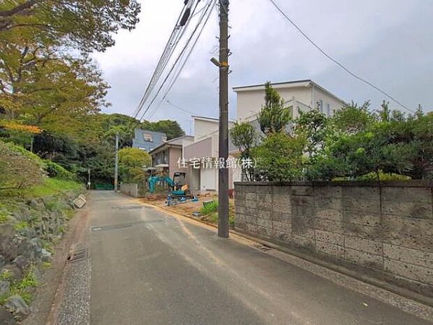 前面道路を含めた現地写真です。