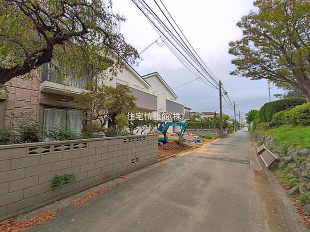 前面道路を含めた現地写真です。