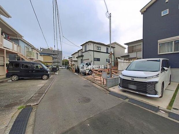 前面道路を含めた現地写真です。