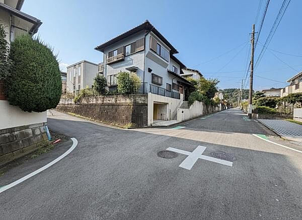 前面道路を含めた現地写真です。