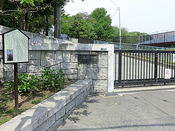 横須賀市立根岸小学校　徒歩12分（約950m）