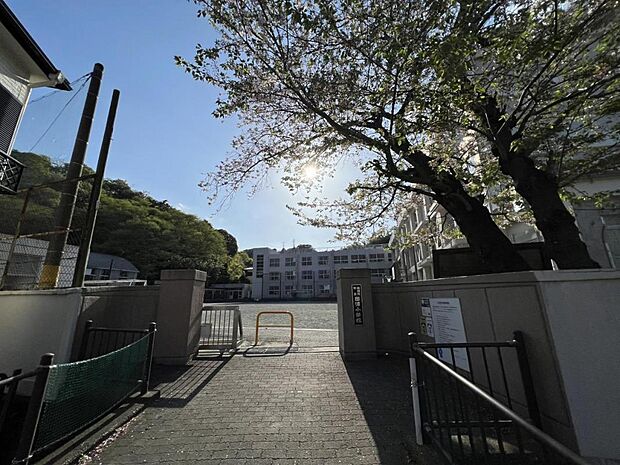 横須賀市立田浦小学校まで約860m(徒歩11分)