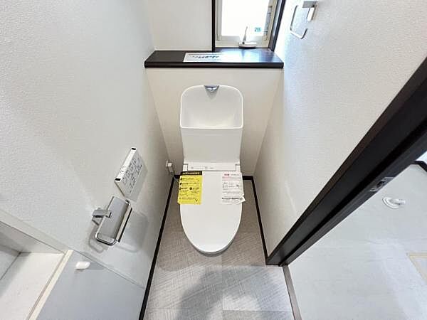 シャワー洗浄機能付のトイレは、清潔感が印象的な空間ですね。