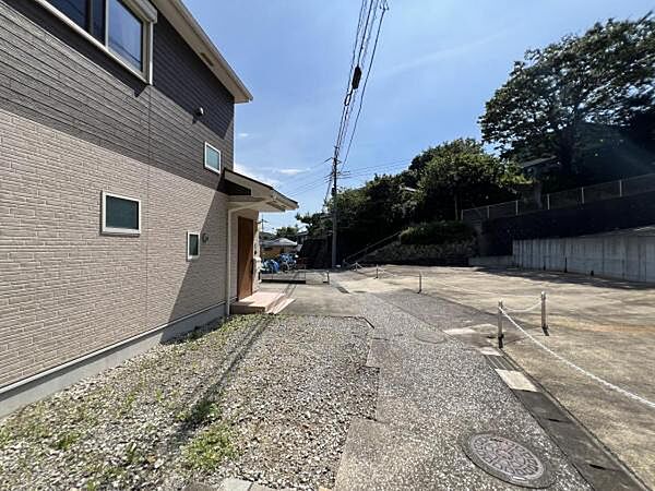 前面道路を含めた現地写真です。ぜひ周辺環境も併せてご覧ください。