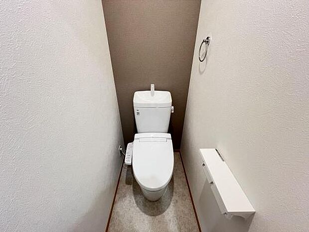 シャワー洗浄機能付のトイレは、清潔感が印象的な空間ですね。