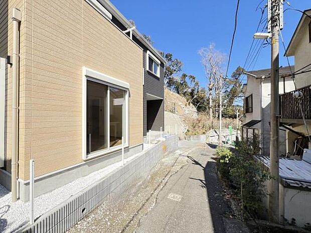 前面道路を含めた現地写真です。