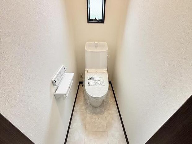 シャワー洗浄機能付のトイレは、清潔感が印象的な空間ですね。