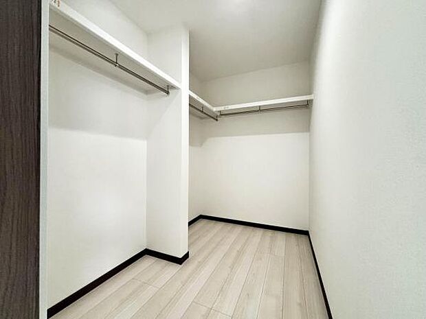 ウォークインクローゼットがあり収納スペースも豊富。季節物もスッキリ片付きそうです。