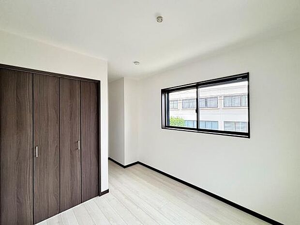 いつでもお部屋をスッキリお使い頂ける収納スペースを設置。