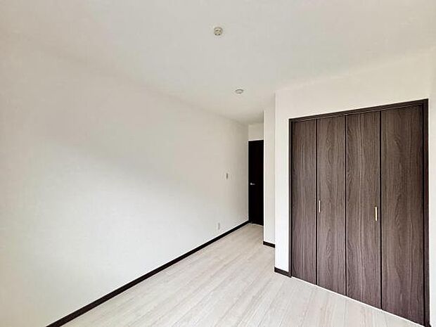 5.8帖の洋室はゲストルームとしてもお使い頂けますね。