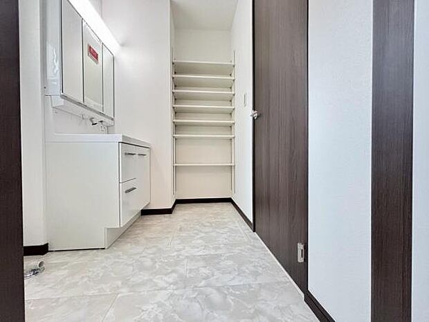 脱衣所は小さなお子様がいるご家庭にも重宝されます。