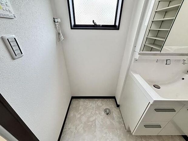 独立洗面台の横にはランドリースペースがございます。