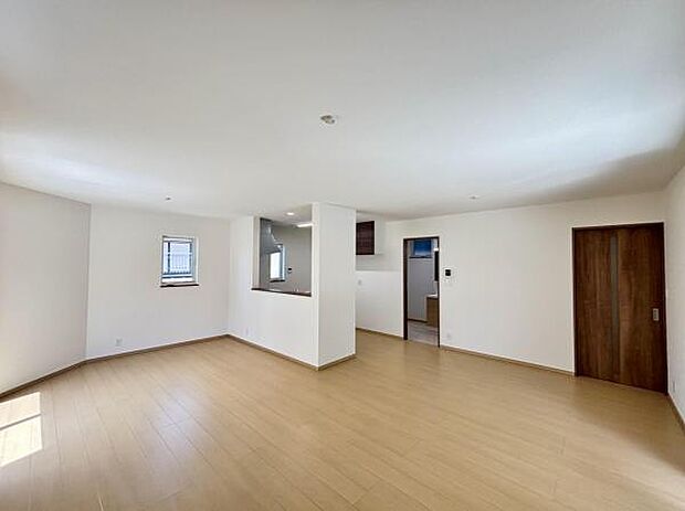 お食事中もキッチンと会話が楽しめるダイニングスペース。