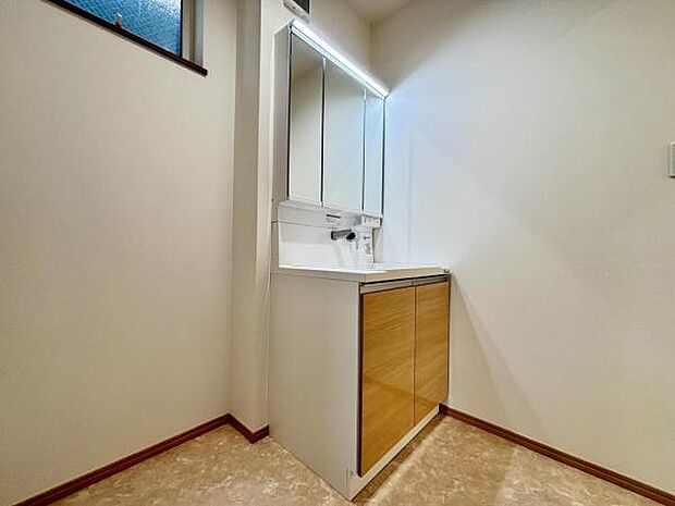 洗面化粧台です。朝の身支度から1日が始まります。