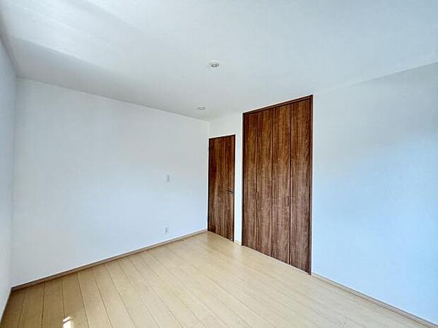 いつでもお部屋をスッキリお使い頂ける収納スペースを設置。