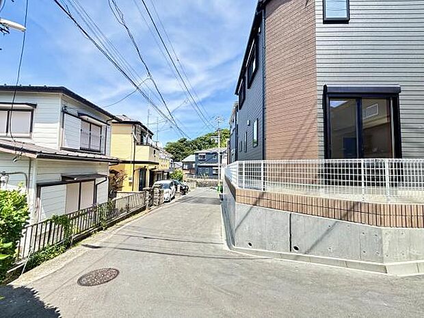 前面道路を含めた現地写真です。