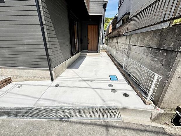 駐車場ももちろん完備しておりますのでお車所有の方にも心強いです。