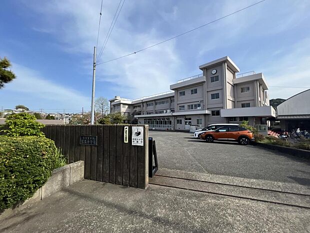 横須賀市立城北小学校まで約580m（徒歩8分）