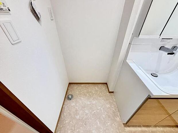 独立洗面台の横にはランドリースペースがございます。