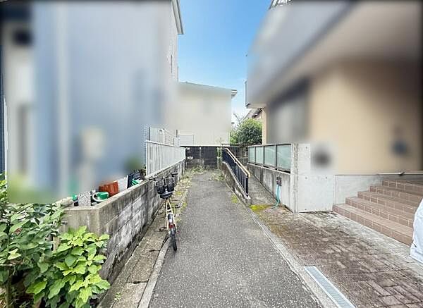 前面道路を含めた現地写真です。