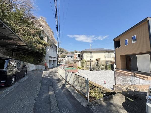 前面道路を含めた現地写真です。