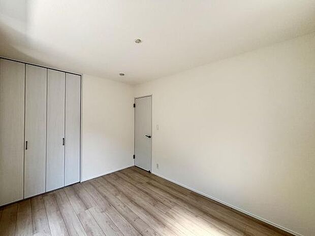 いつでもお部屋をスッキリお使い頂ける収納スペースを設置。