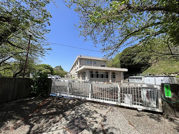 横須賀市立高坂小学校まで約750m(徒歩10分)