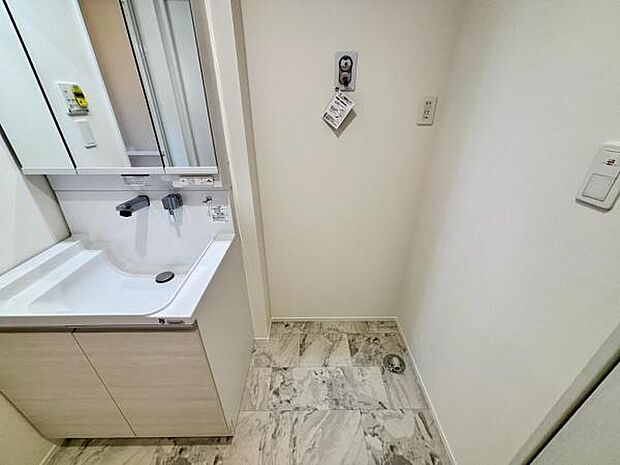 独立洗面台の横にはランドリースペースがございます。