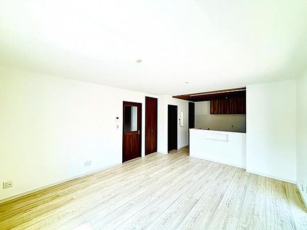 お食事中もキッチンと会話が楽しめるダイニングスペース。