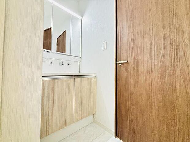 洗面化粧台です。朝の身支度から1日が始まります。