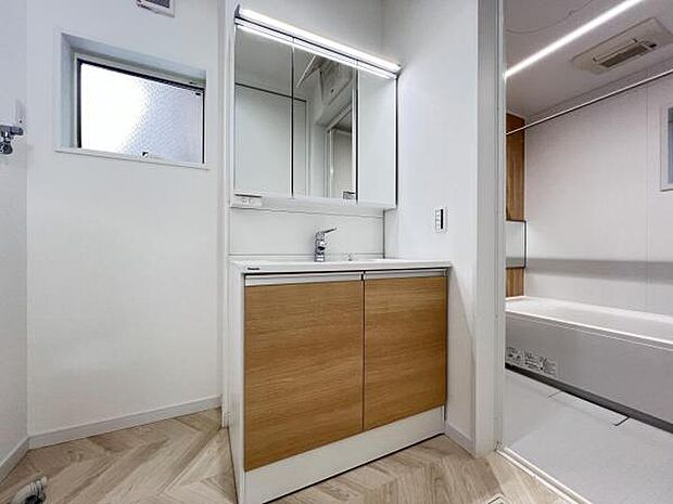 洗面化粧台です。朝の身支度から1日が始まります。