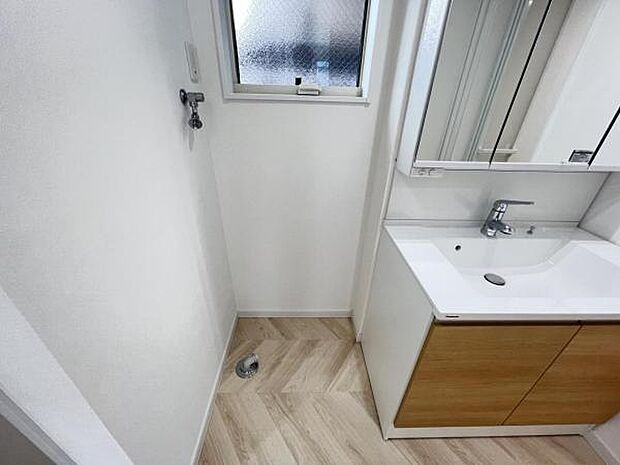 独立洗面台の横にはランドリースペースがございます。