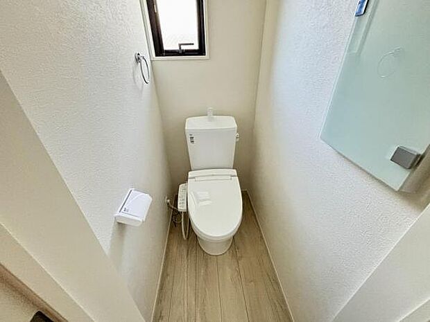 シャワー洗浄機能付のトイレは、清潔感が印象的な空間ですね。