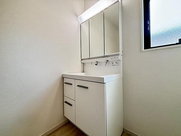 洗面化粧台です。朝の身支度から1日が始まります。