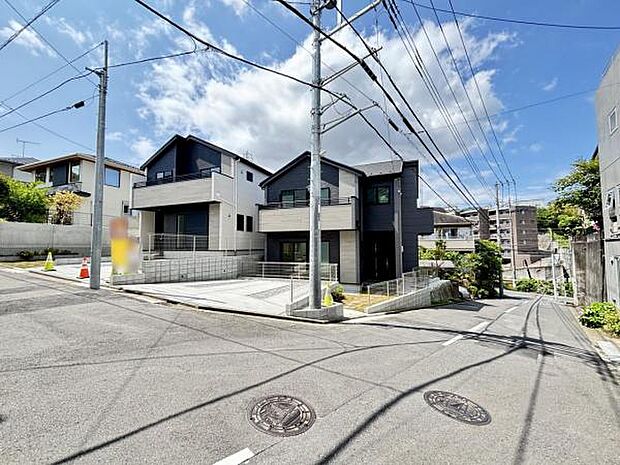 前面道路を含めた現地写真です。角地で開放感がございますね。