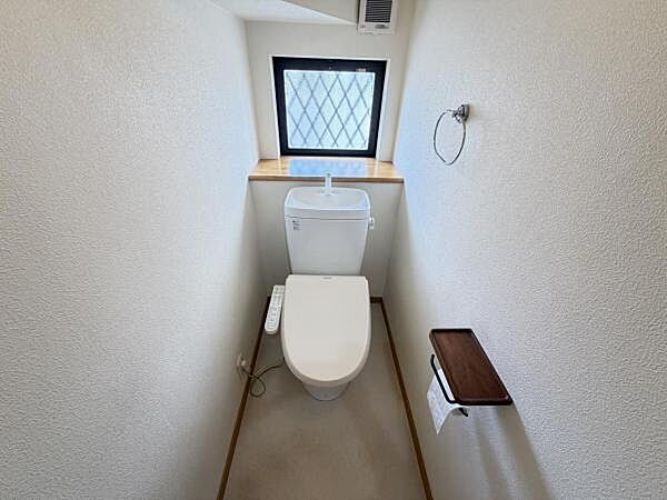 シャワー洗浄機能付のトイレは、清潔感が印象的な空間ですね。
