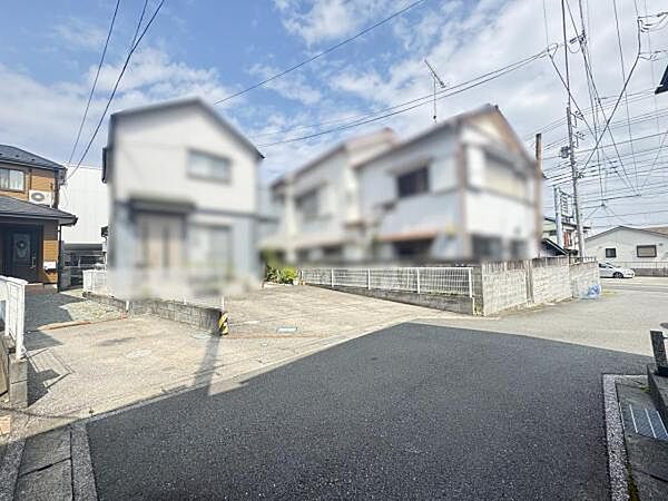 前面道路を含めた現地写真です。