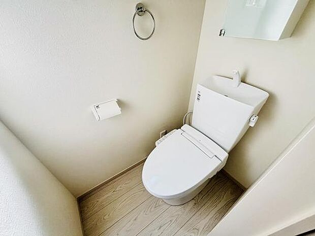 シャワー洗浄機能付のトイレは、清潔感が印象的な空間ですね。