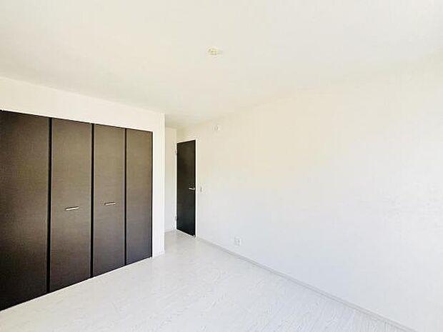 いつでもお部屋をスッキリお使い頂ける収納スペースを設置。