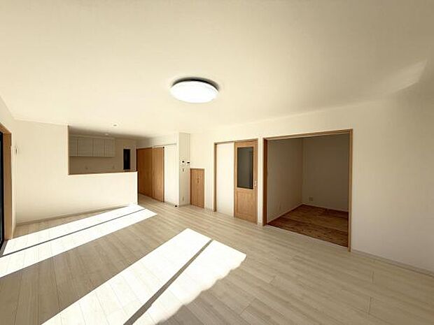 お食事中もキッチンと会話が楽しめるダイニングスペース。