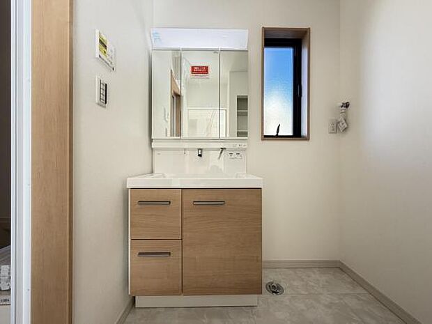 洗面化粧台です。朝の身支度から1日が始まります。