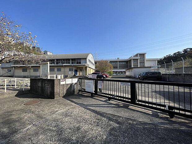 横須賀市立粟田小学校まで約850m(徒歩11分)