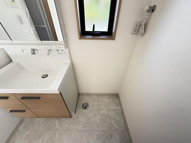 独立洗面台の横にはランドリースペースがございます。