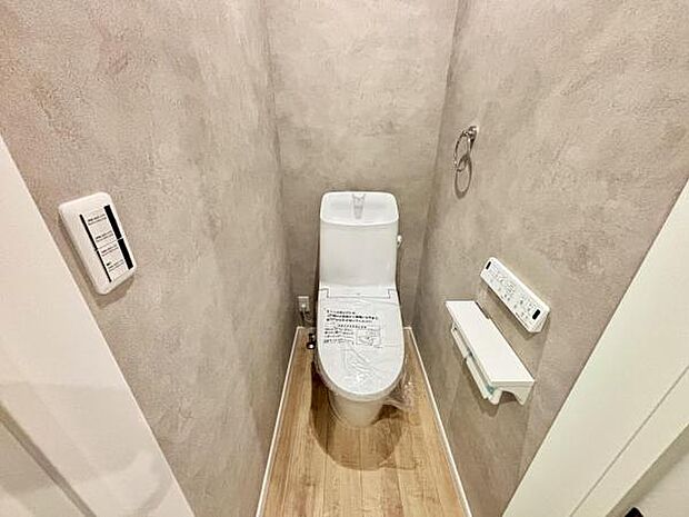 シャワー洗浄機能付のトイレは、清潔感が印象的な空間ですね。