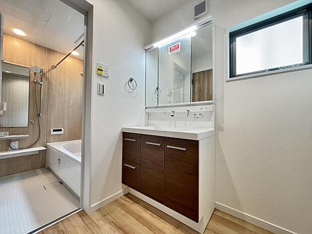 洗面化粧台です。朝の身支度から1日が始まります。