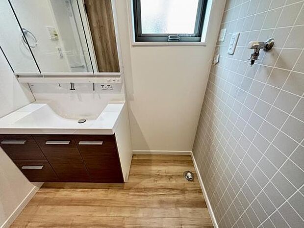 独立洗面台の横にはランドリースペースがございます。