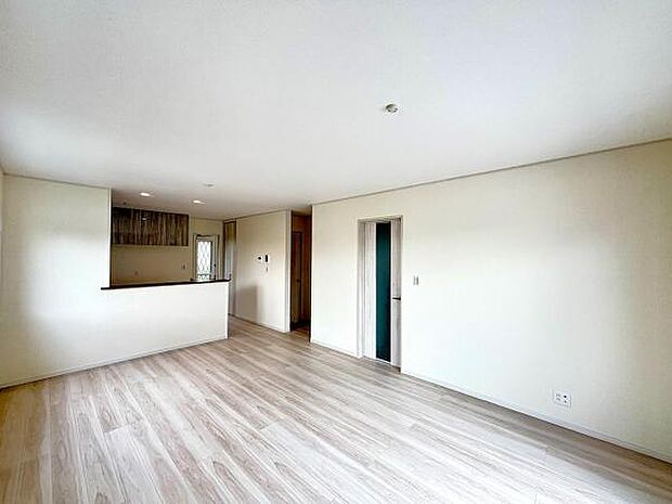 お食事中もキッチンと会話が楽しめるダイニングスペース。